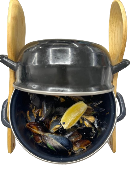 Fresh Black Sea mussels from the "Kavarna" mussel farm in cream sauce and white wine.